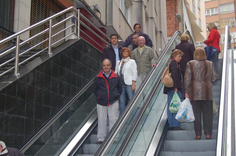 Concejales regionalistas y vecinos de la zona en las escaleras mec?nicas de Vargas