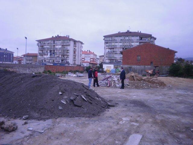 Miembros del PRC de Colindres visitando la escombrera de La Salinera