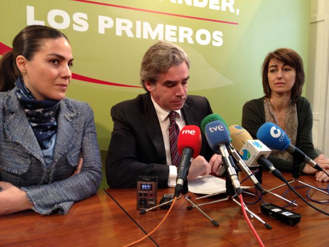 Jos? Mar?a  Fuentes-Pila, junto a las concejalas Amparo Coterillo (a la derecha de la imagen) y Marta Trueba