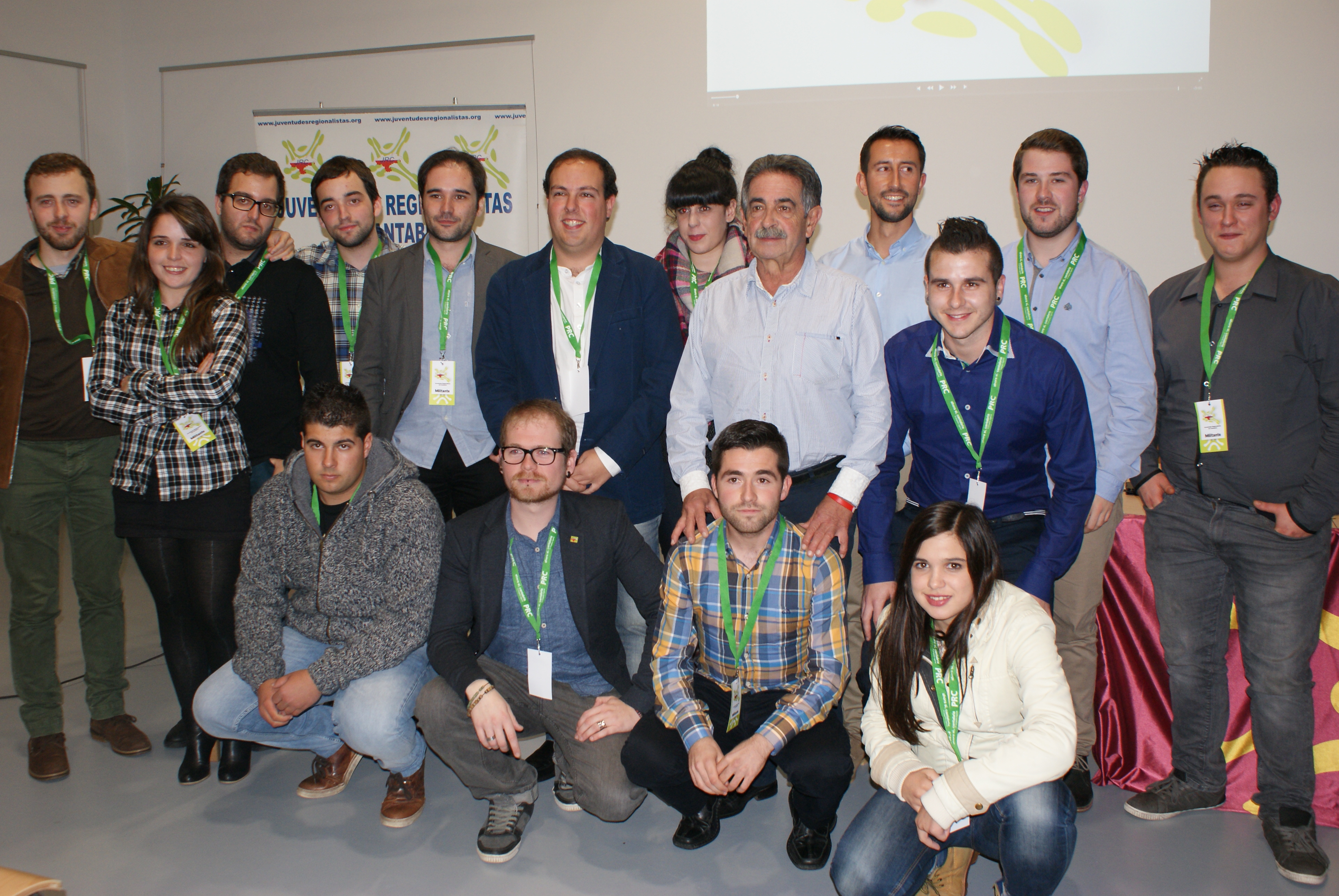 Los integrantes del Comité Ejecutivo de Juventudes Regionalista con Miguel Ángel Revilla.