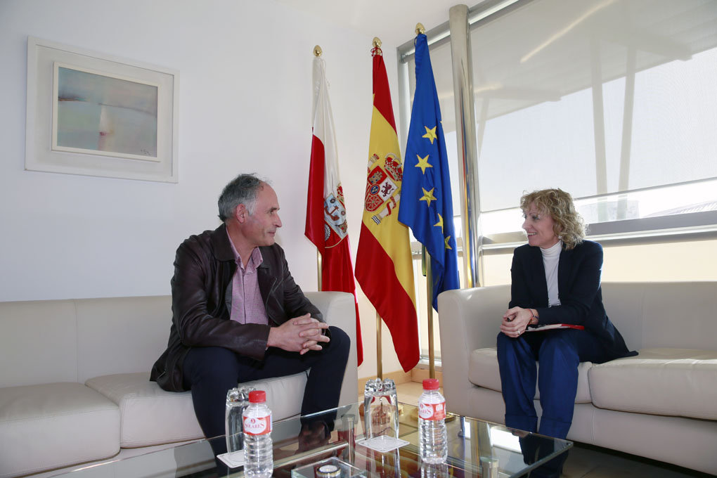 El alcalde de Soba, Julián Fuentecilla, y la vicepresidenta del Gobierno de Cantabria, Rosa Eva Díaz Tezanos, durante el encuentro que han mantenido esta mañana. (Foto: Nacho Romero)