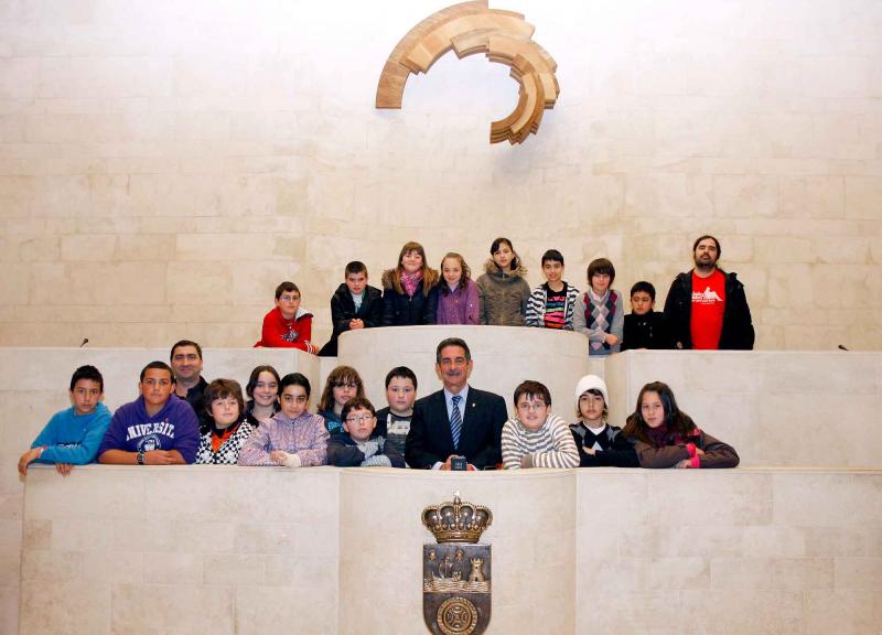 Revilla con los alumnos del colegio Miguel Primo de Rivera de Ampuero que han visitado el Parlamento