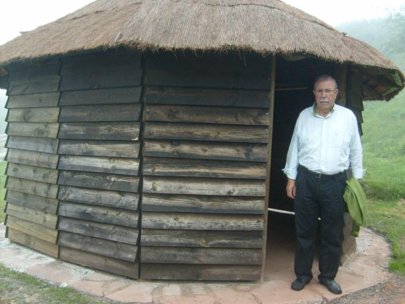 Higinio Ter?n junto a la choza c?ntabra