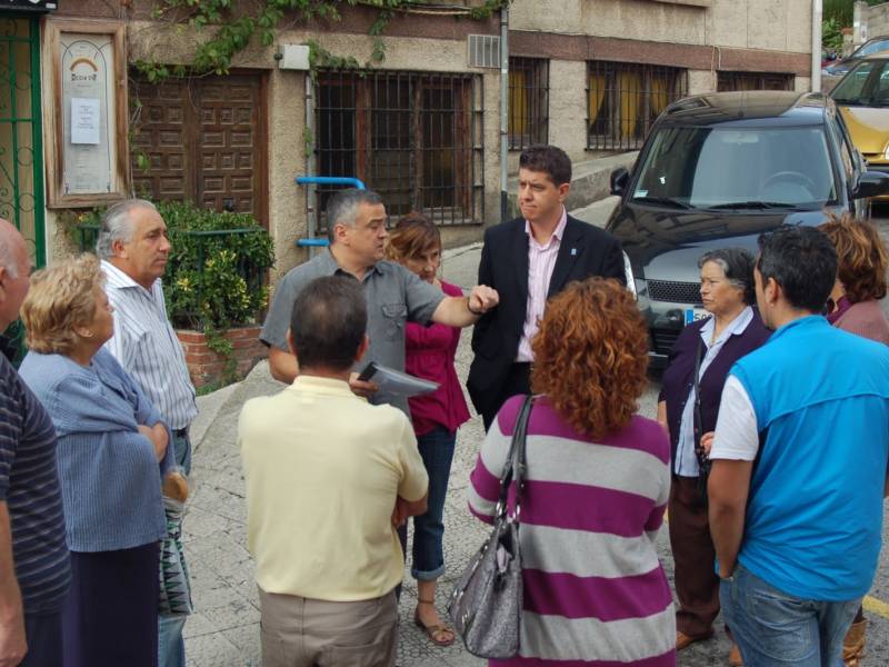 Francisco Sierra con vecinos de Miralmar
