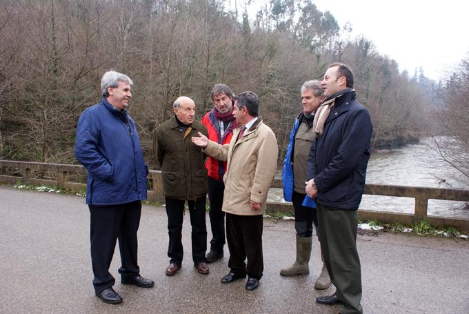 Revilla y G?mez, en el centro, junto a otros cargos del PRC, durante la visita a la zona de las inundaciones