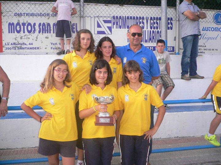 Campeonas de la liga de f?minas de menores 2010, integrantes del equipo de la Escuela Municipal de Bolo Palma de Colindres, junto a su entrenador Jos? Luis Ochoa.
