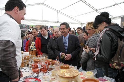 Revilla en la visita a la Feria de Artesan?a y Gastronom?a de los Valles Pasiegos