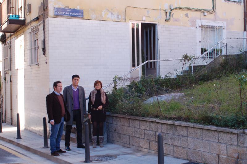 Los concejales regionalistas junto al coordinador de distrito visitan la zona
