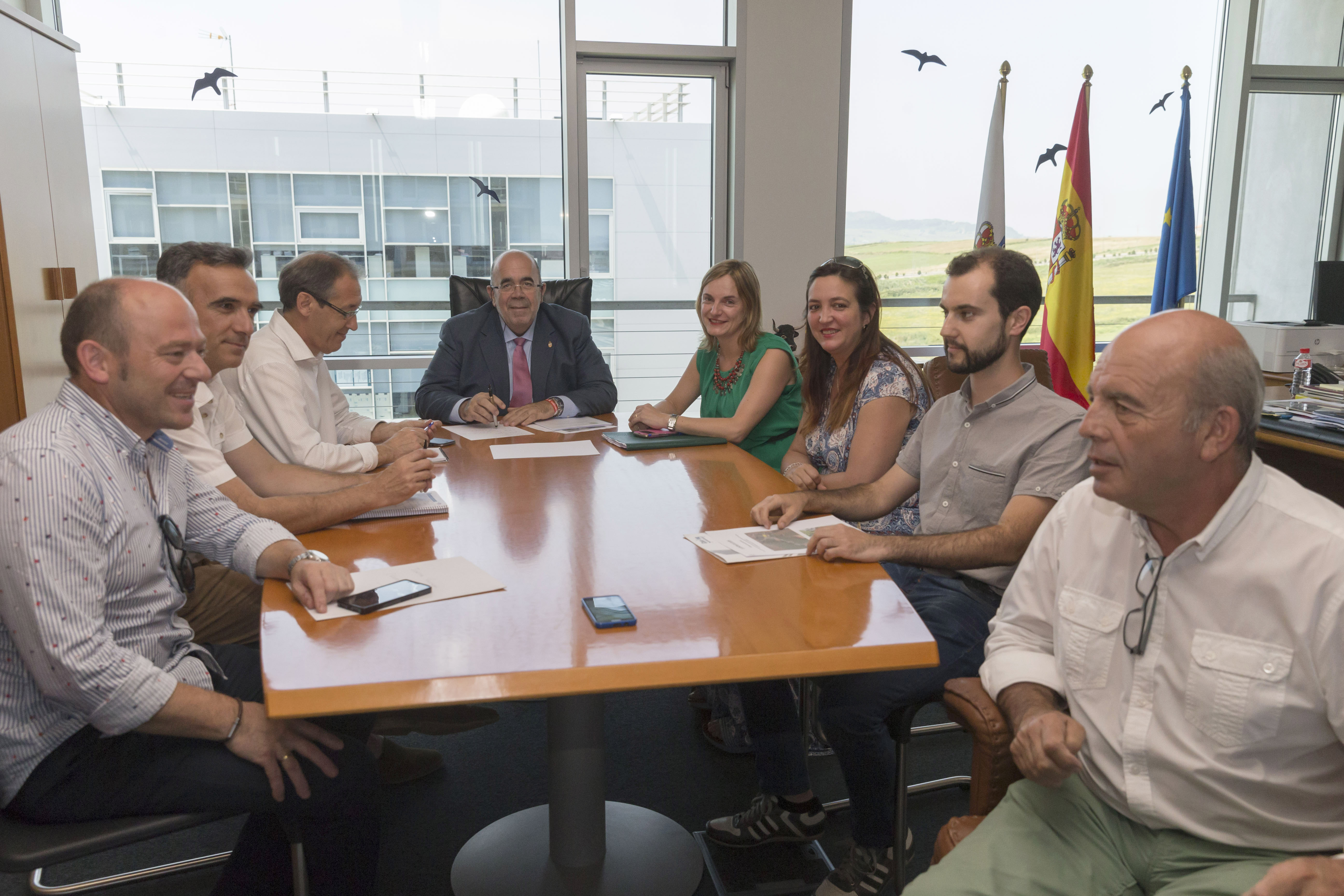 El consejero de Medio Rural , Jesús Oria, junto a los responsables de las juntas vecinales de Santa María de Cayón. (Foto: Miguel López)