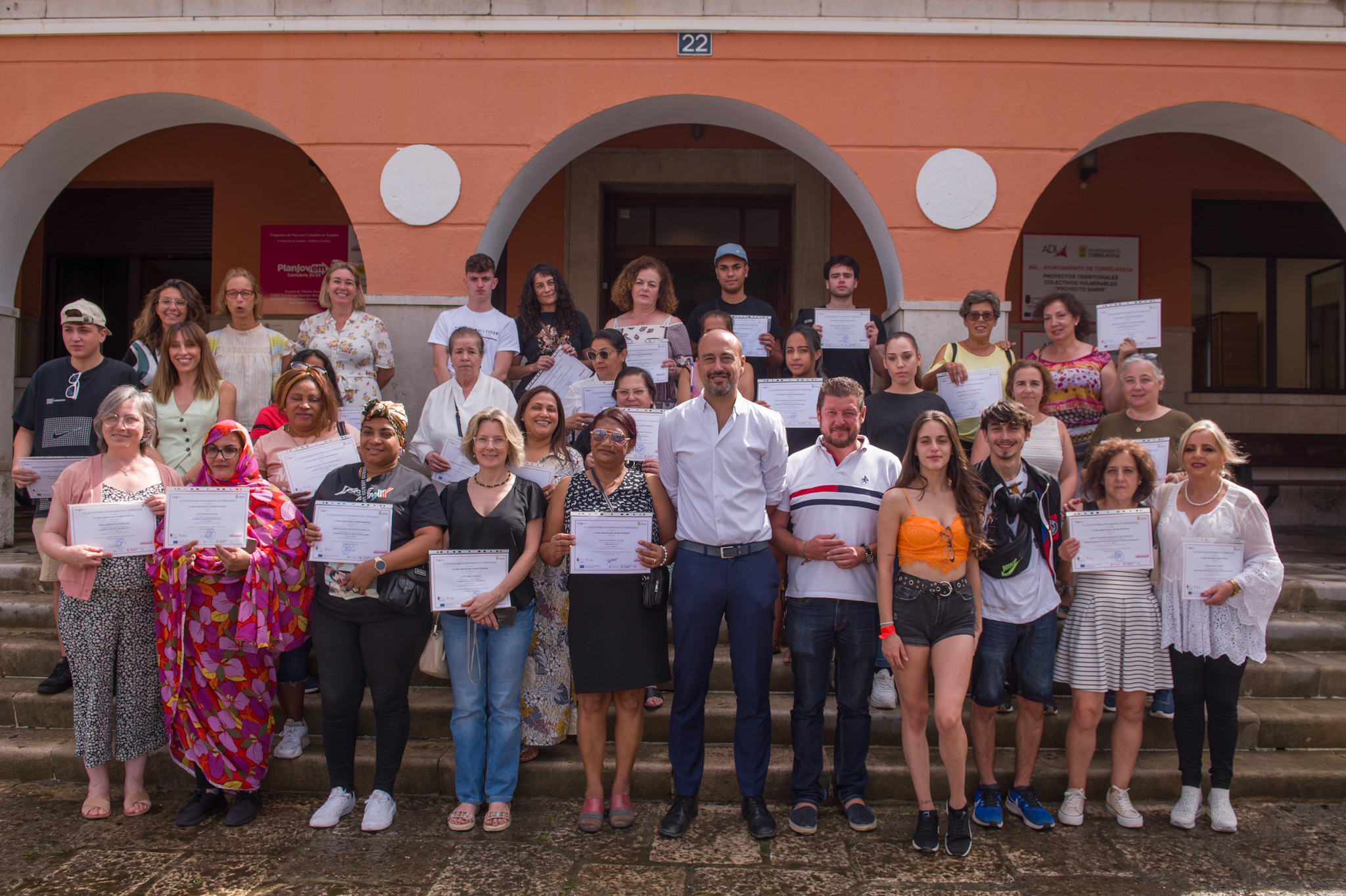 López Estrada entrega de diplomas a los participantes en los programas SAMIR y MUR 
