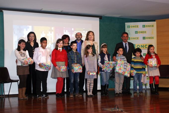Foto de familia de los 9 ni?os finalistas, con Revilla, Mar Arruti y los miembros del jurado