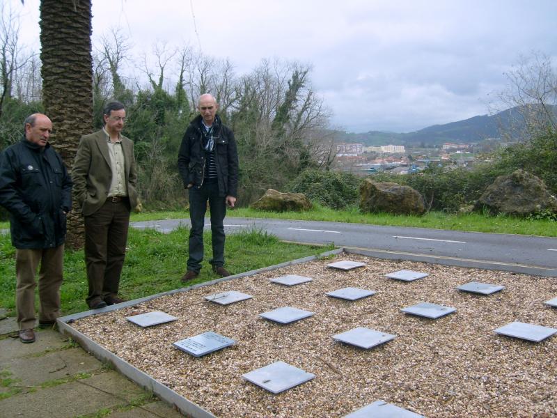 G. Carmona y Jos? Pozueta visitan el monumento a las v?ctimas por la rotura del dique de la mina, en la Viesca