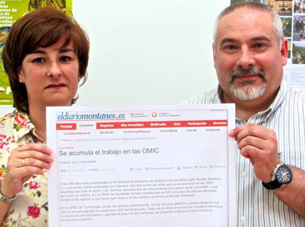 Los concejales del PRC Soraya Cruz y Alfredo Rodr?guez sostinen una noticia que avala la necesidad de la OMIC