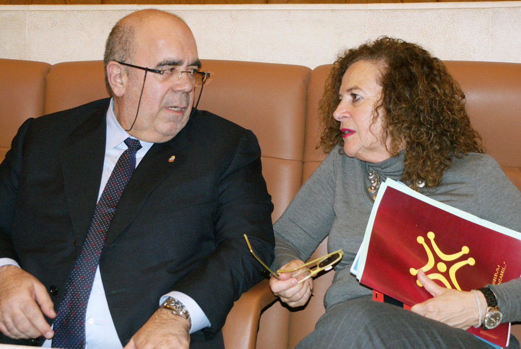 Jesús Oria conversa con la diputada regionalista Teresa Noceda.