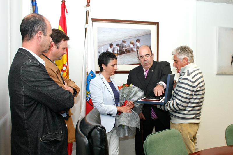 Jes?s Oria y Vicente G?mez hacen entrega de la placa a Cristina Ledo  