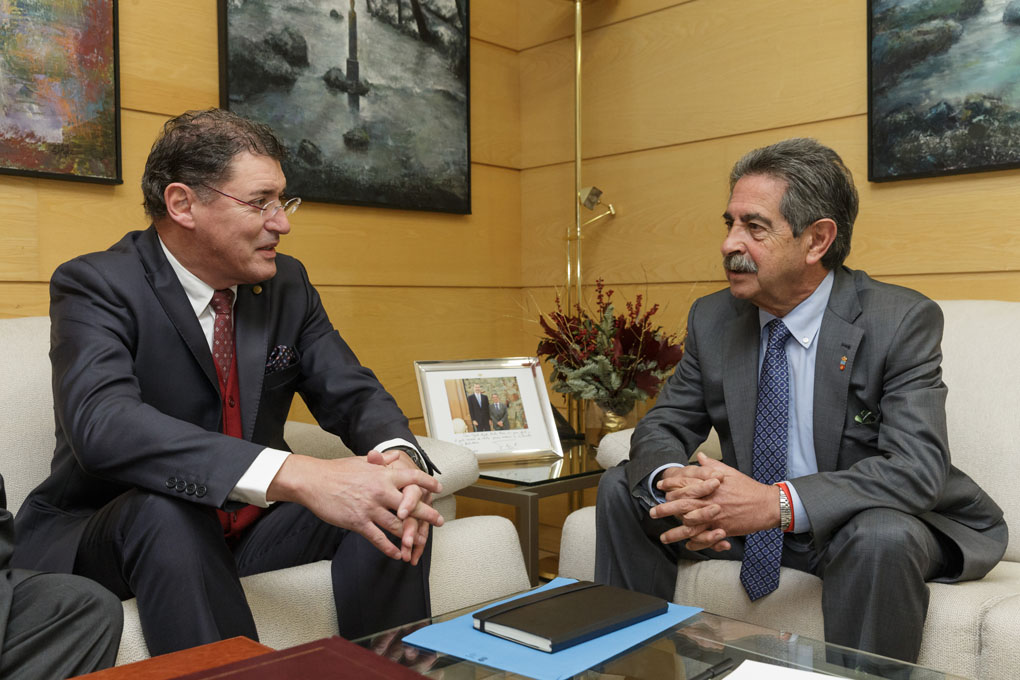 Miguel Ángel Revilla y Jorge Oliveria durante su encuentro en la sede del Gobierno. (Foto: Raúl Lucio)