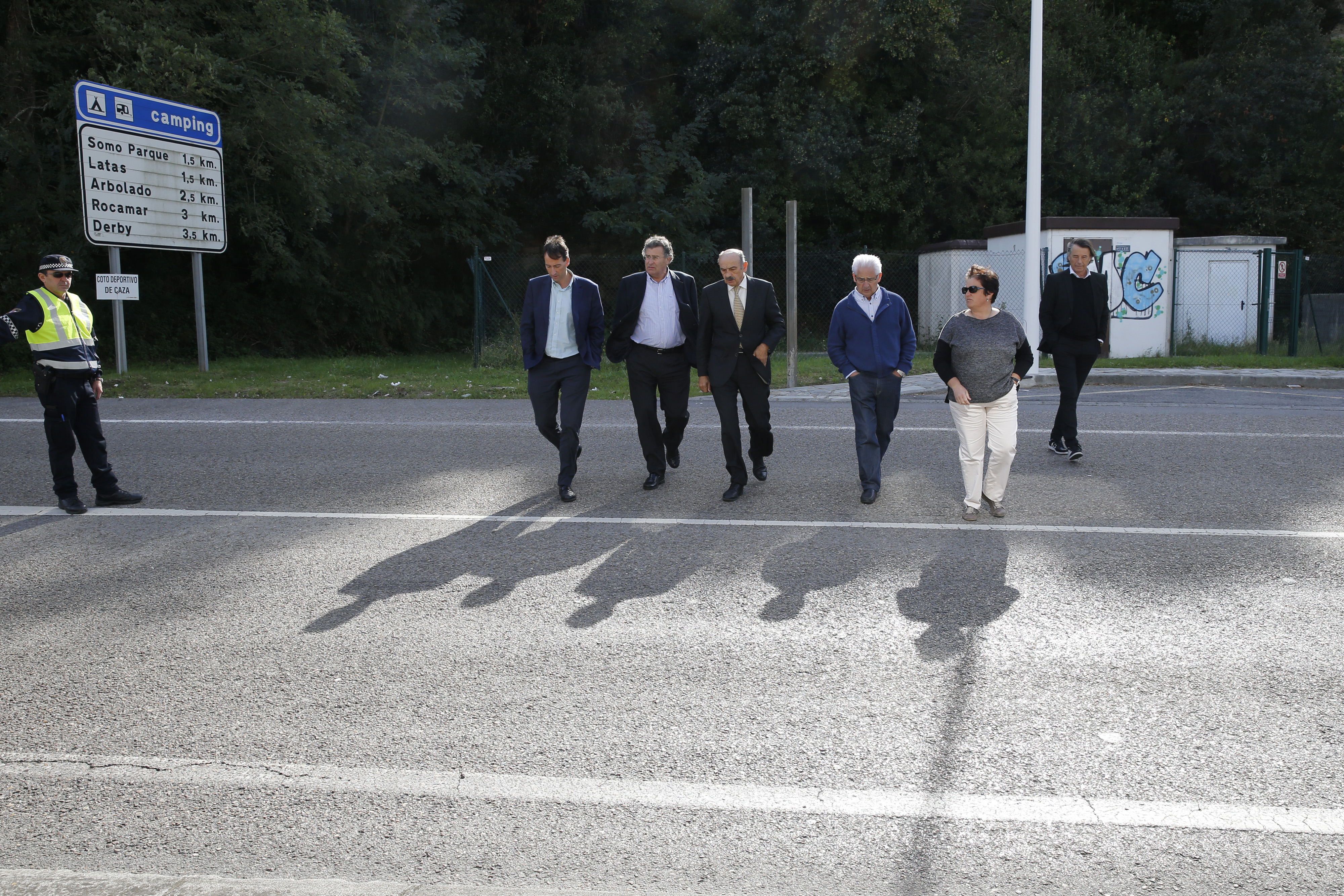 El consejero de Obras Públicas, José María Mazón, durante su visita a Somo. (Foto: Gabinete de Prensa Gobierno de Cantabria)