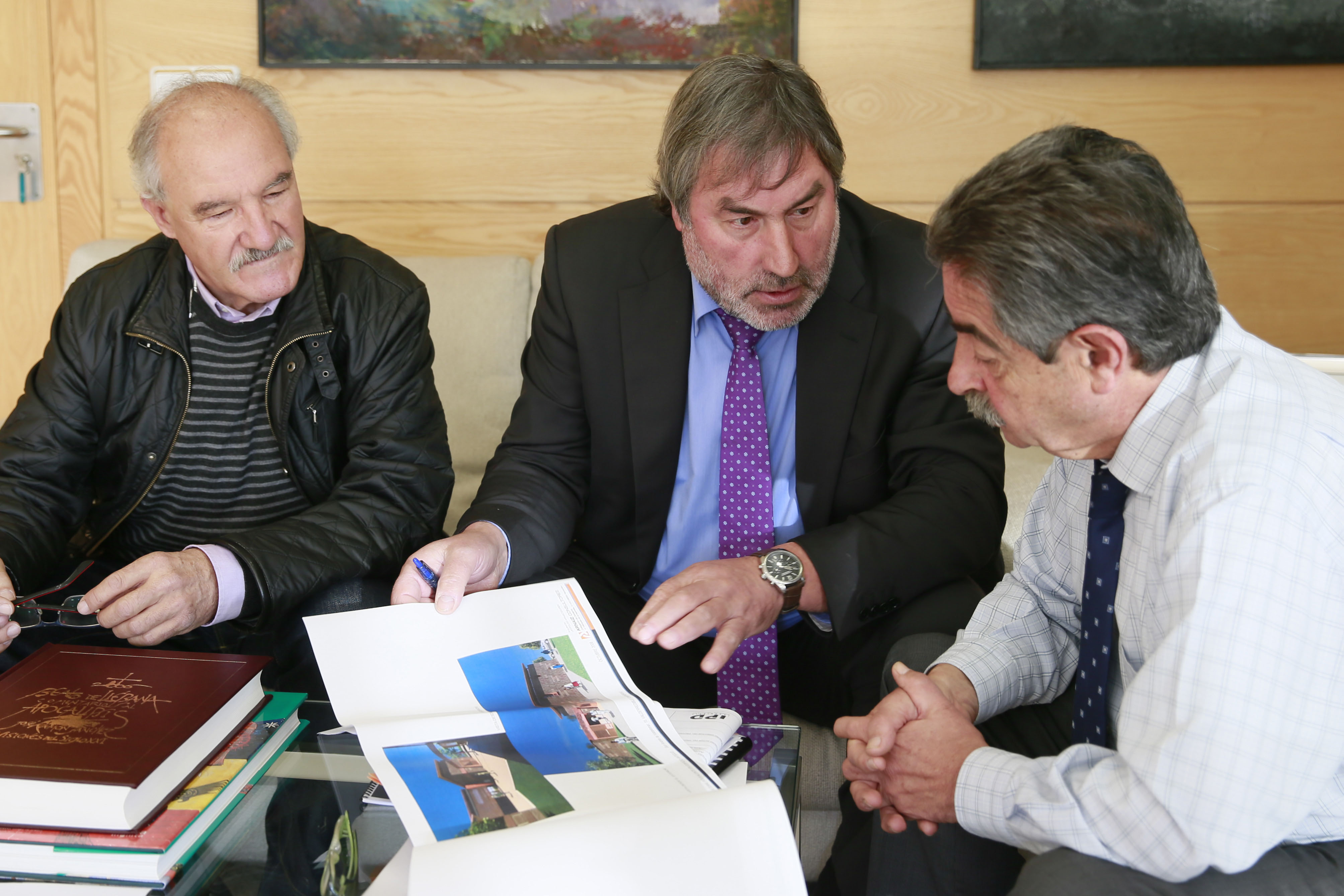El alcalde de Valderredible, Fernando Fernández, en el centro, junto a Miguel Ángel Revilla y Javier García. (Foto: Nacho Romero)
