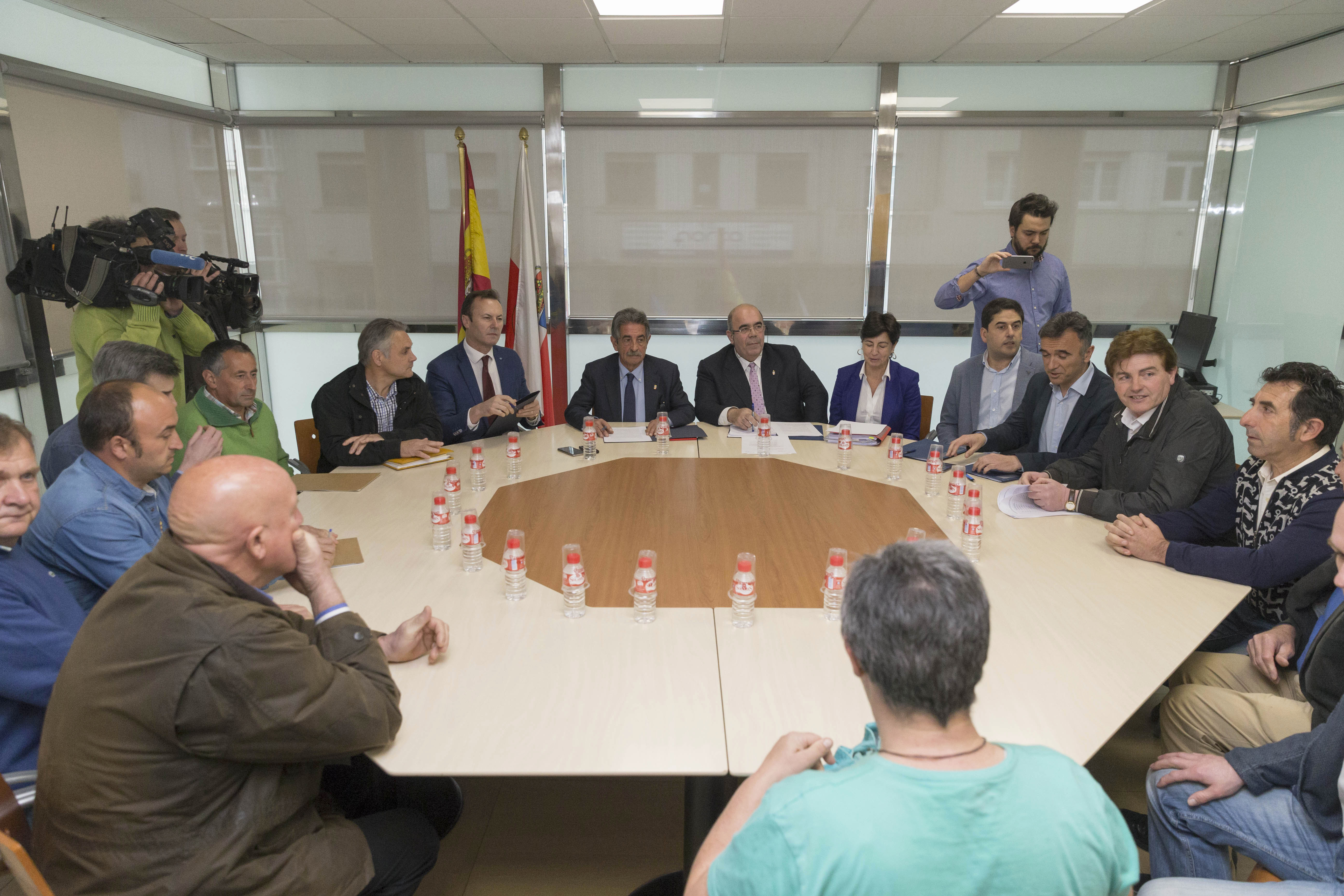 Miguel Ángel Revilla y Jesús Oria durante la reunión con los representantes ganaderos. (Foto: Miguel López)