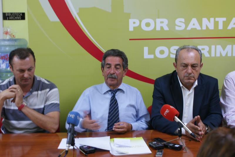 Miguel ?ngel Revilla flanqueado por Guillermo Blanco y Francisco Javier L?pez Marcano, en rueda de prensa