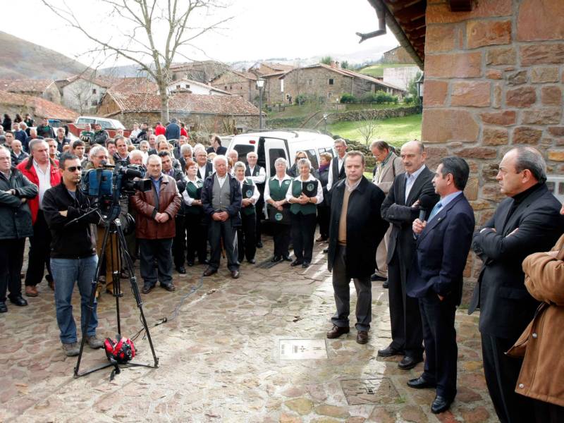 El Presidente de Cantabria, Miguel ?ngel Revilla, inaugur? en Carmona la pavimentaci?n del Barrio de La Pesa, junto a los consejeros de Obras P?blicas, de Presidencia y de Cultura
