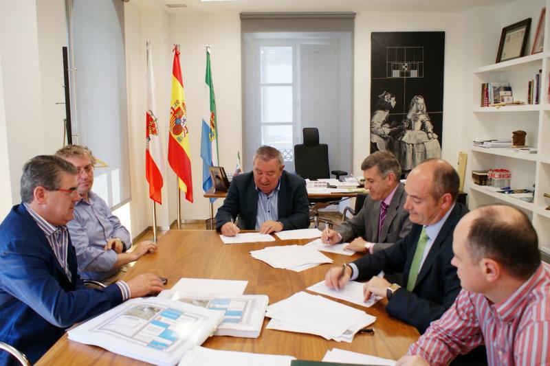 Santos Fern?ndez Revolvo firm? el 4 de junio de 2010 el convenio que posibilita que LIDL construya la rotonda de acceso al Pol?gono Industrial