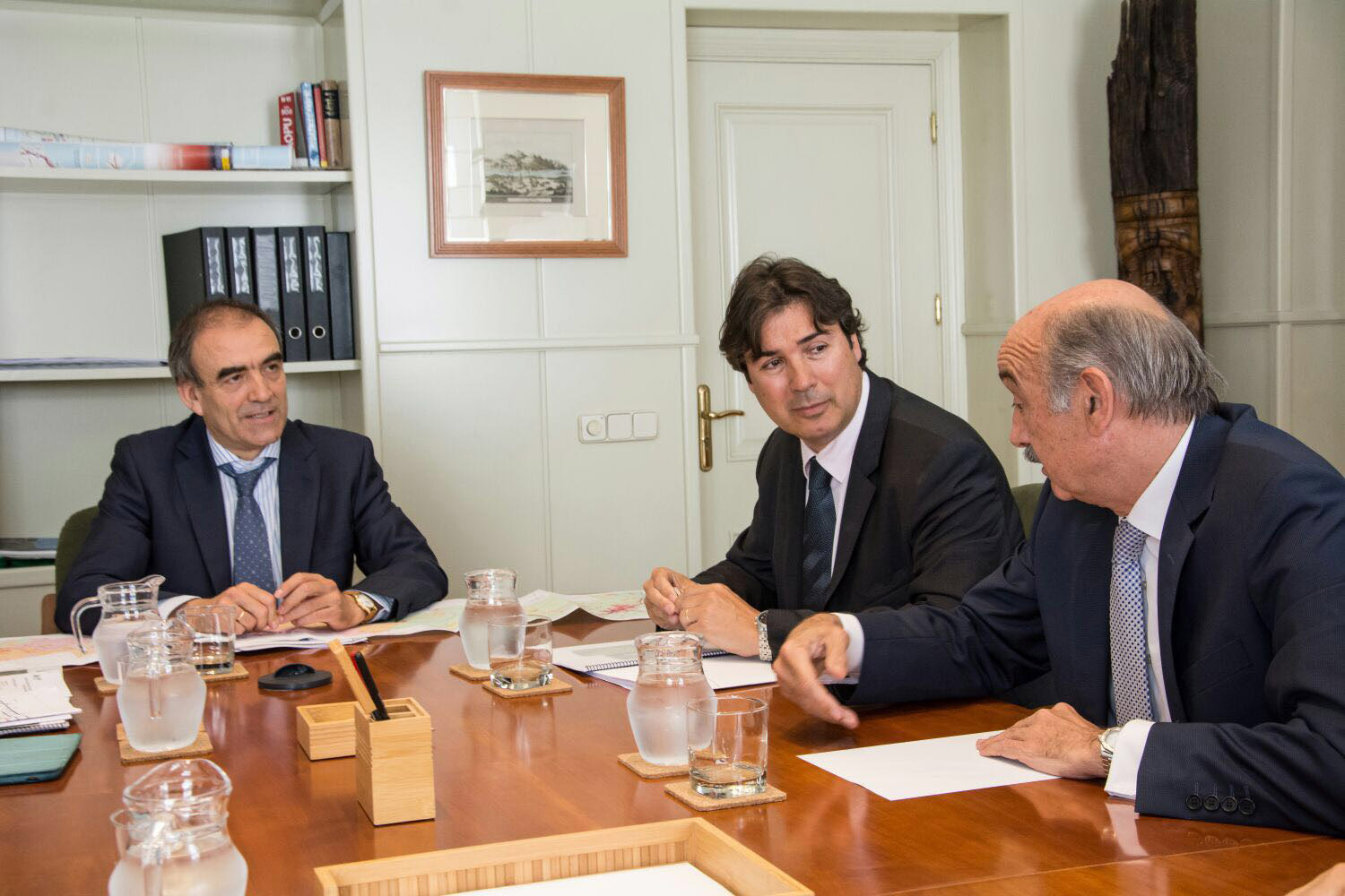 José María Mazón durante la reunión con el secretario general de Infraestructuras, Manuel Niño, y el presidente de la Autoridad Portuaria, Jaime González. (Foto:  Roberto Rodríguez).