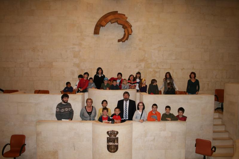 Alumnos vallucos visitan el Parlamento de Cantabria