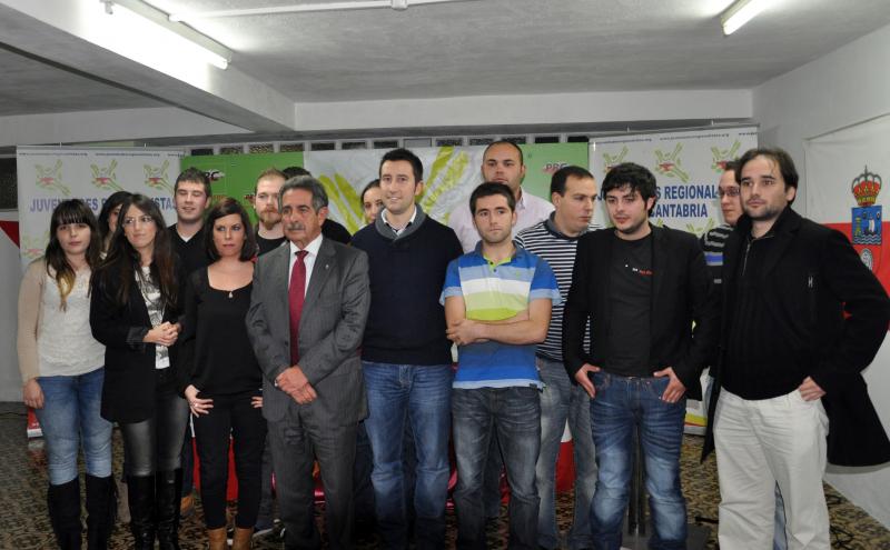 Revilla posa con la nueva Ejecutiva de Juventudes Regionalistas