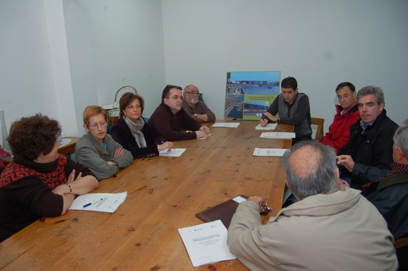 momento reuni?n concejales regionalistas con varios colectivos vecinales de Castilla-Hermida
