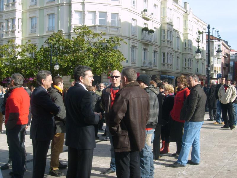Pedro G. Carmona y Pedro P. Noriega junto a trabajadores de Sniace
