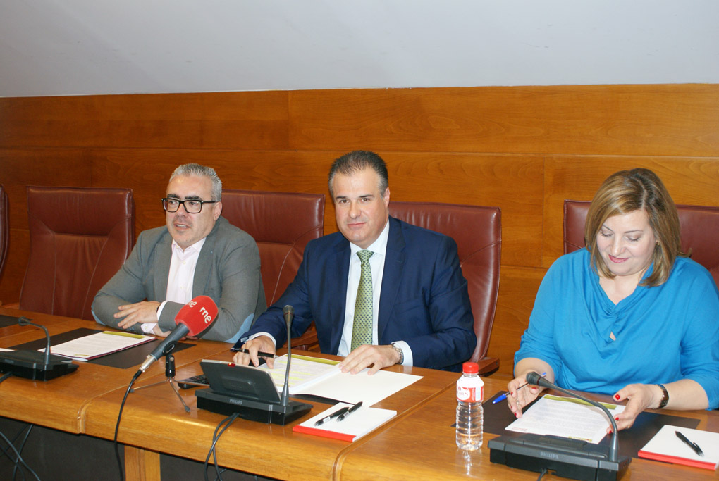 De izquierda a derecha, Pedro Hernando, Francisco Ortiz y Rosa Valdés.