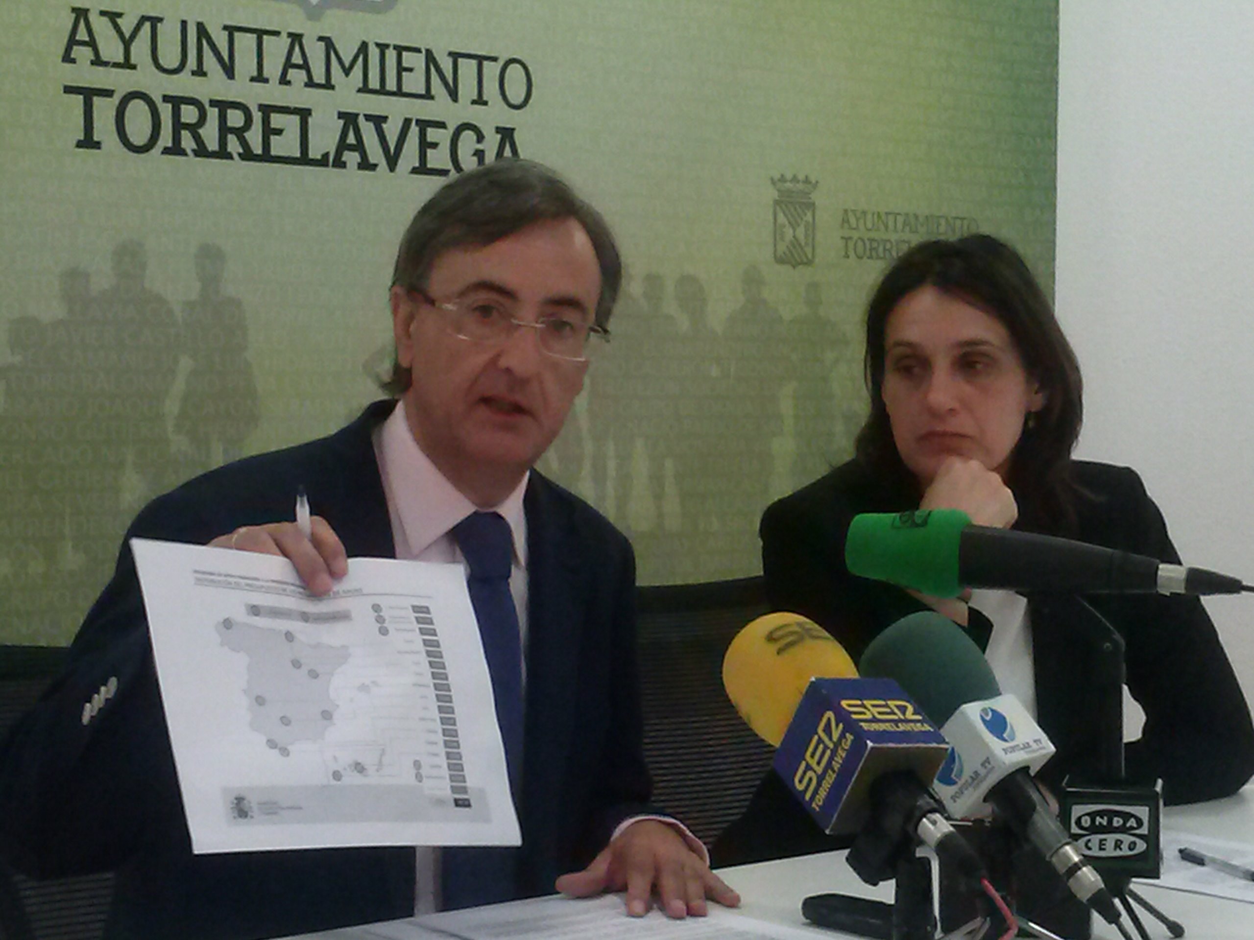 Pedro G. Carmona y Lidia R. Salm?n en rueda de prensa