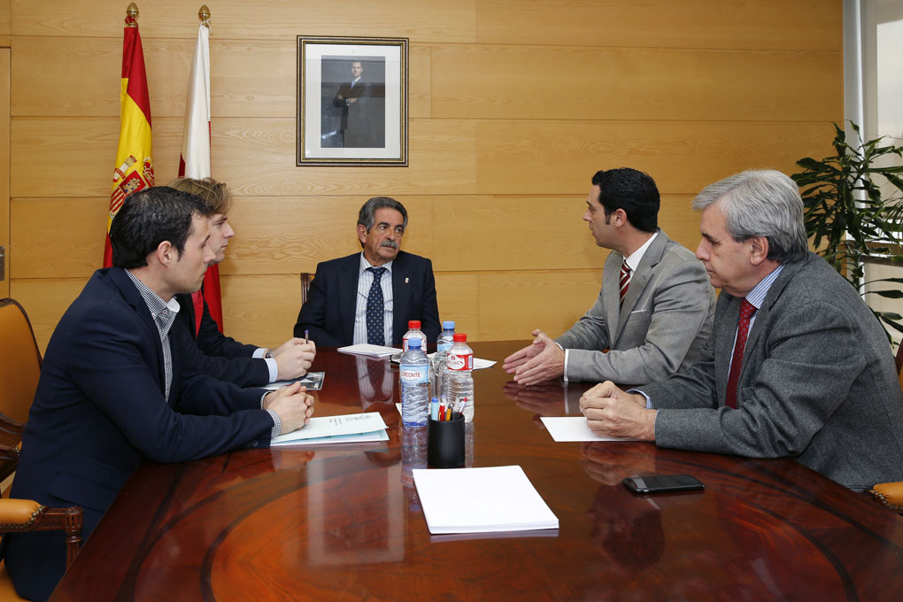 El presidente de Cantabria, Miguel Ángel Revilla, y el consejero de Presidencia y Justicia, Rafael de la Sierra, durante el encuentro con la nueva ejecutiva de la Federación de Municipios. (Foto: José