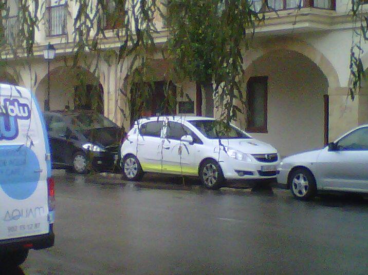 El coche municipal estacionado frente a la vivienda del alcalde