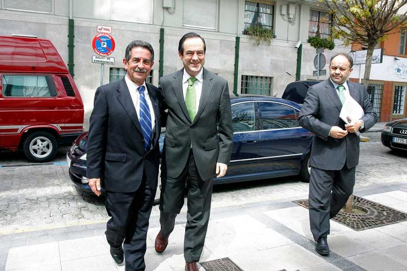El presidente Revilla y Jos? Bono a la llegada de ?ste a la sede del Gobierno de Cantabria