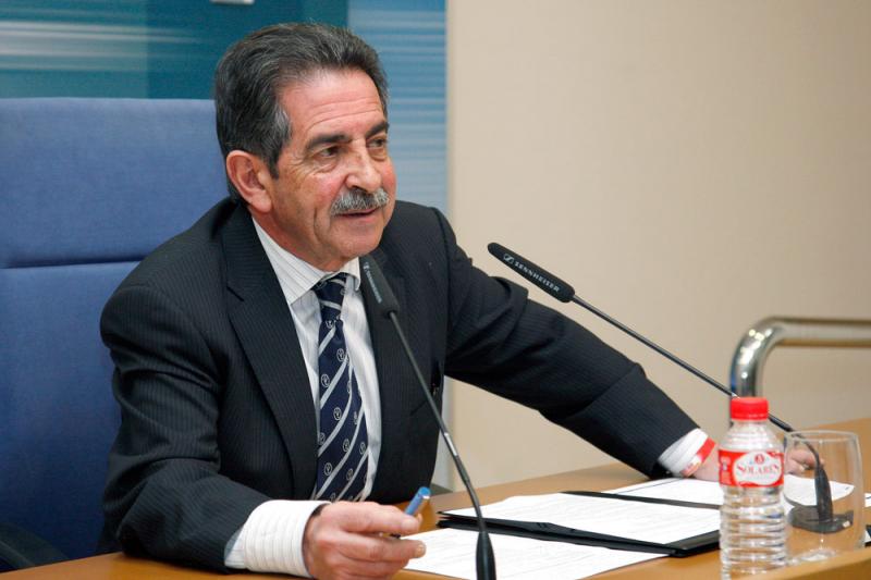 Revilla afirma que no entiende el empecinamiento del ministro de Fomento en romper los acuerdos firmados