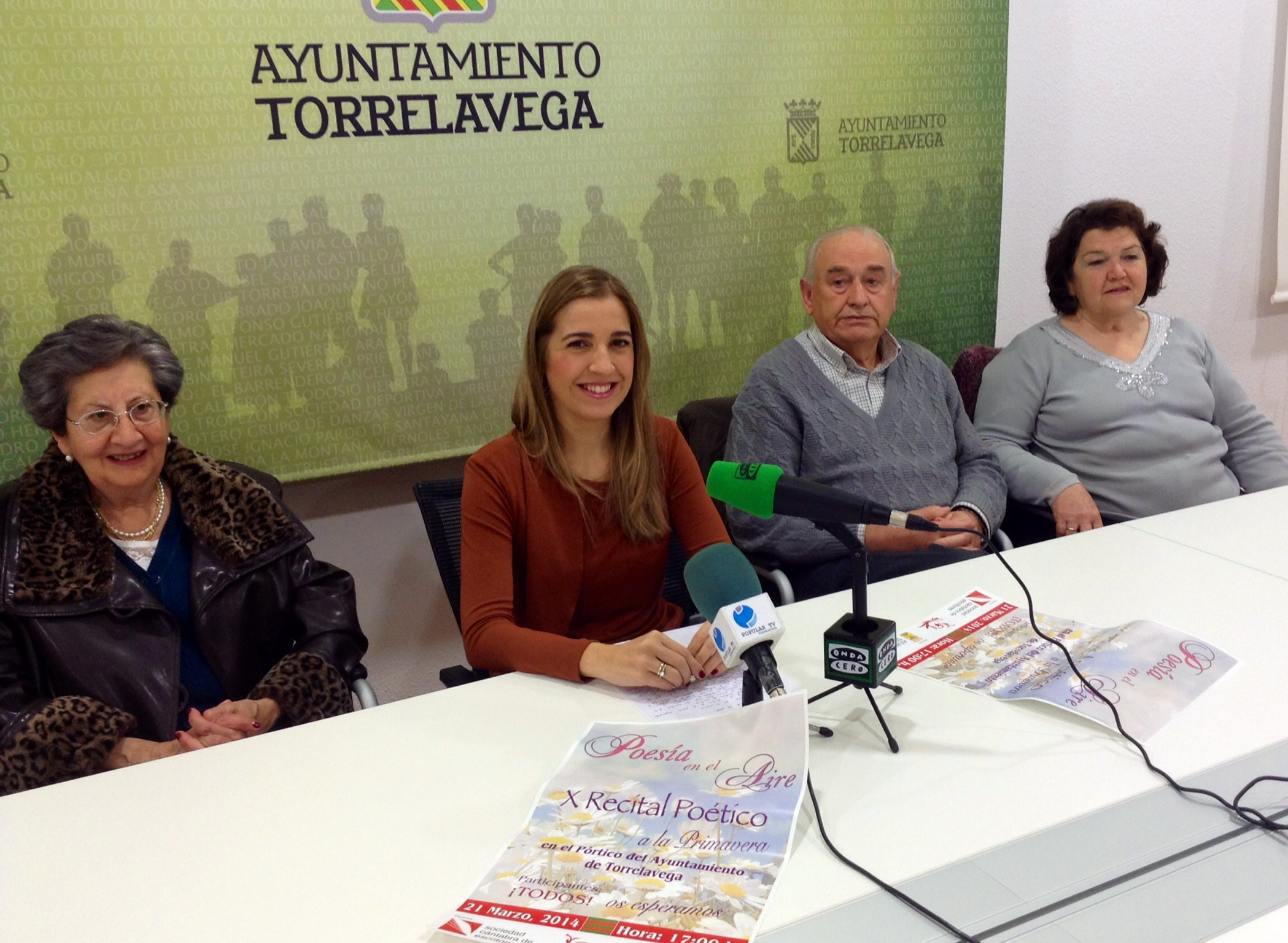 Juncal Herreros junto a representantes de la Sociedad C?ntabra de Escritores