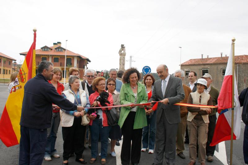 Maz?n, junto a la alcaldesa de Comillas, corta la cinta inaugural