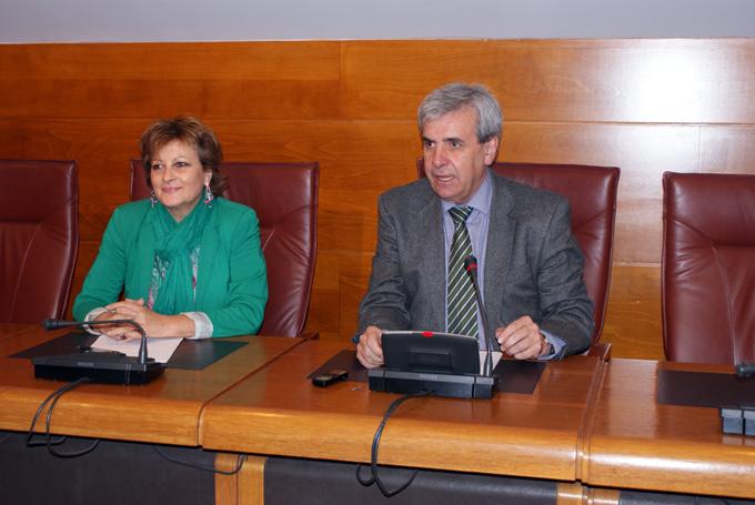 Rafael de la Sierra y Concepci?n Solanas en la rueda de prensa de esta ma?ana
