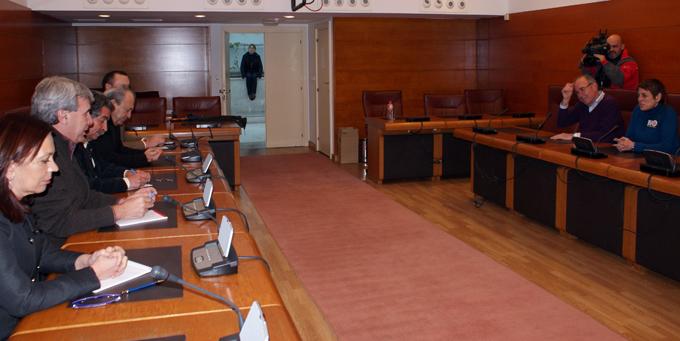 Un momento de la reuni?n celebrada hoy por representantes del PRC con los secretarios generales de UGT y CCOO