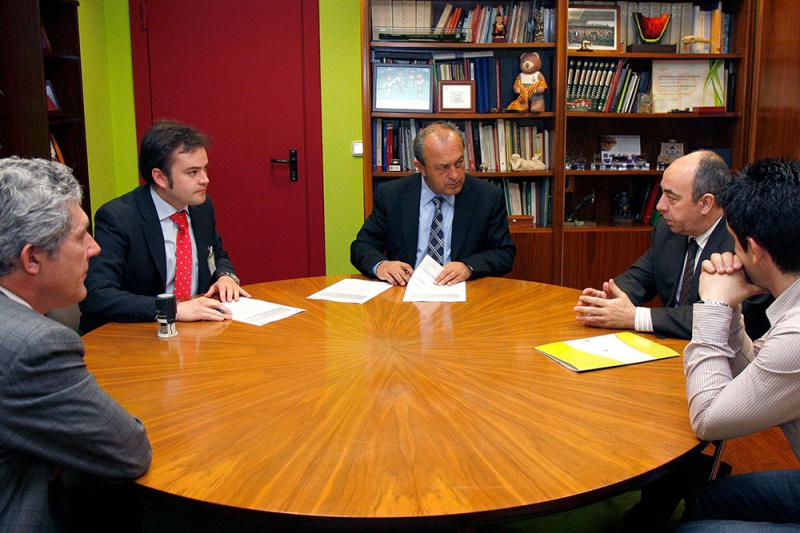 L?pez Marcano, durante la reuni?n con la empresa que se encargar? de la construcci?n del nuevo Malec?n