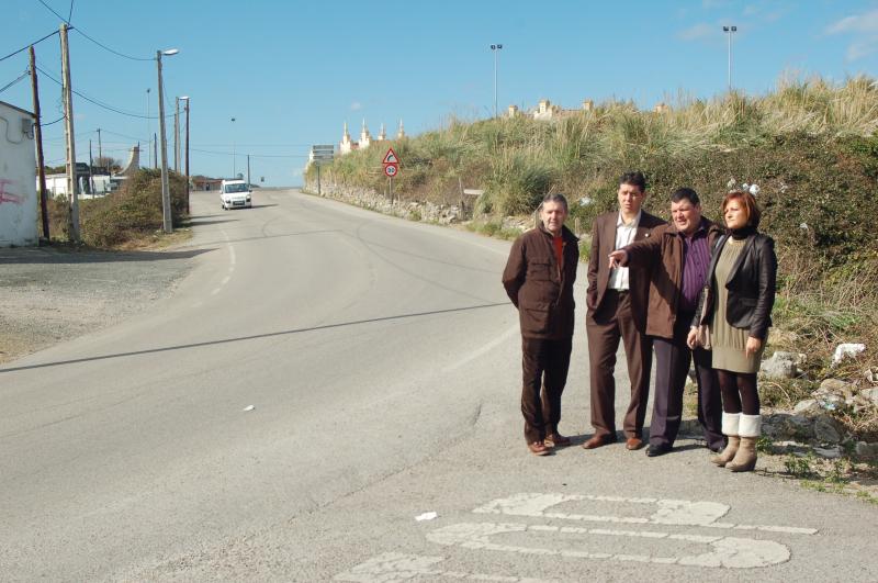 Julio Cebada, coordinador distrito PRC; Francisco Sierra, portavoz PRC Santander; Benito Dominguez, responsable zona PRC y Concepci?n solanas, concejala PRc Santander, comprueban in situ el estado del