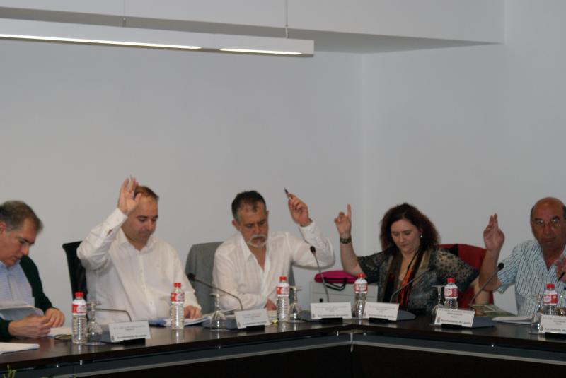 Los concejales del PRC durante una de las votaciones del Pleno, celebrado hoy.