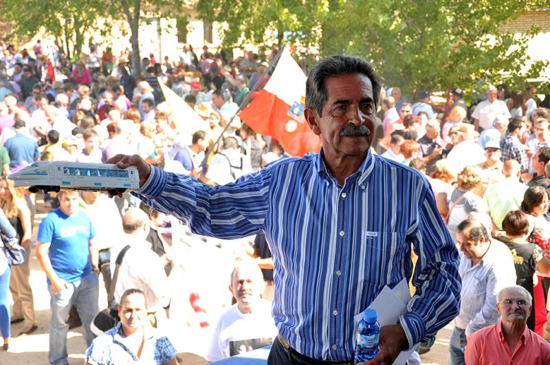 Miguel ?ngel Revilla durante el acto reivindicativo del AVE que lider? el domingo en Monz?n de Campos