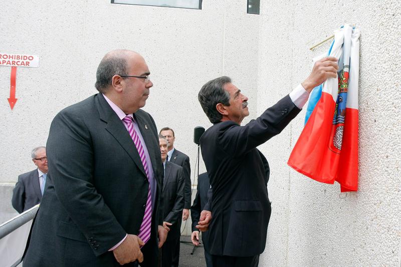 El presidente y el consejero de Ganader?a en el momento de descubir la placa conmemorativa de la inauguraci?n del nuevo matadero