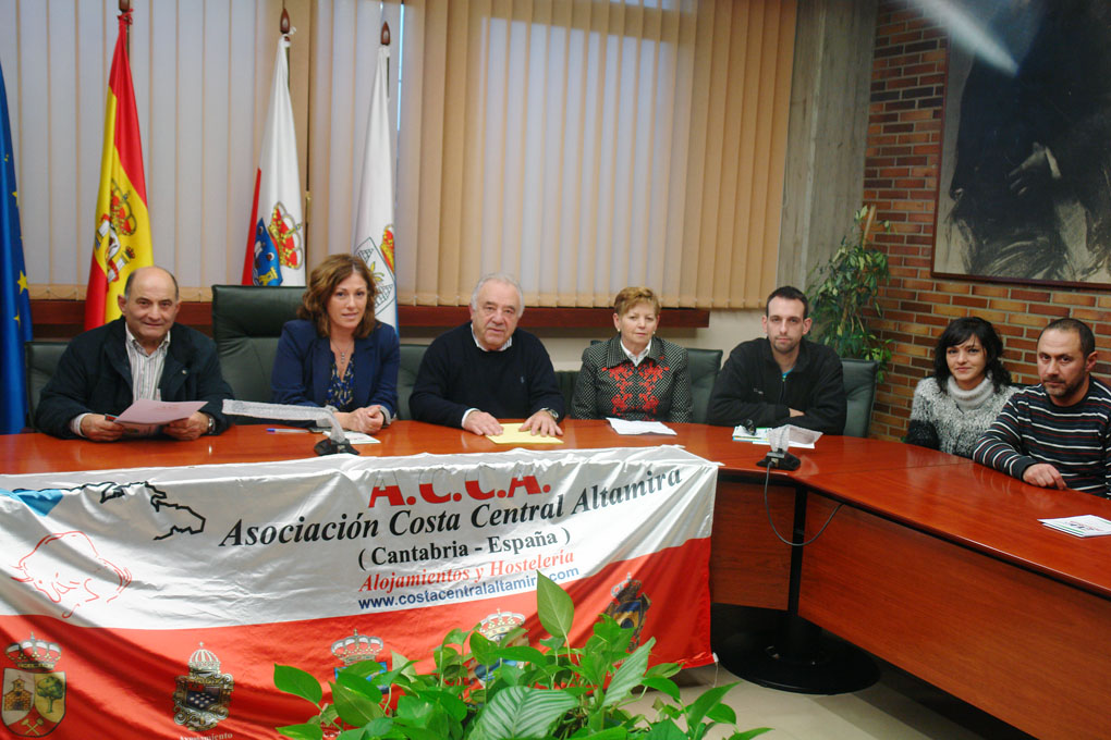 La alcaldesa de Polanco, Rosa Díaz, junto al resto de asistentes a la reunión.
