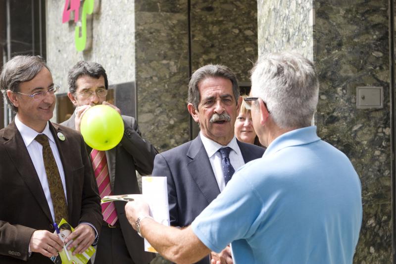 Revilla y Garc?a Carmona saludan a un vecino de Torrelavega en la visita de hoy
