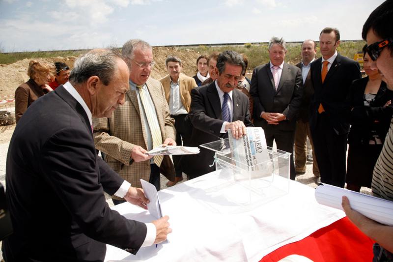 El Presidente regional coloca la primera piedra
