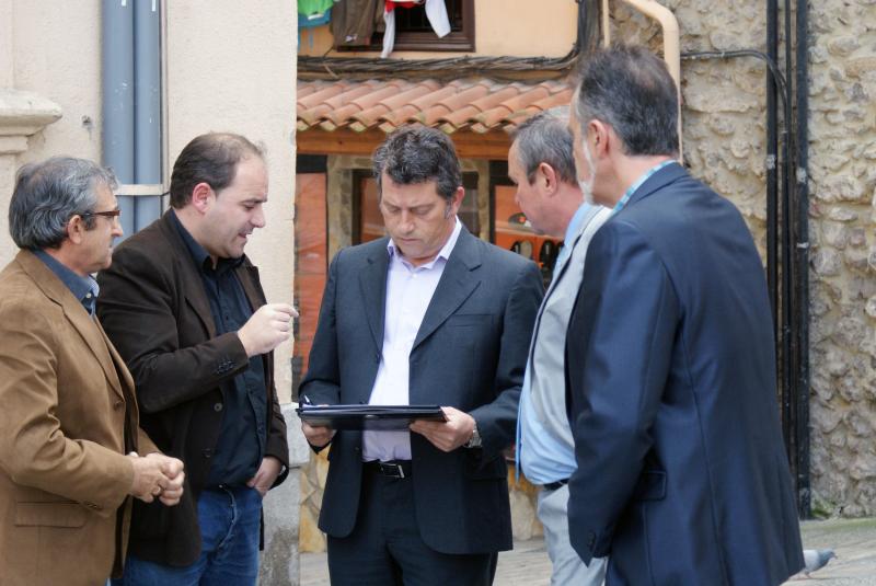 Jos? Miguel Bringas y Pedro Diego con el director general de Gesvican y el alcalde durante una visita a la zona en octubre de 2011